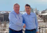 Poignée de main entre dirigeants Nuproxa Suisse, accord stratégique nutrition animale