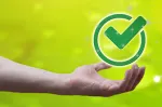 Label qualité vert sur main humaine, garantie FAMI-QS Nuproxa en nutrition animale