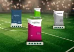 Quatro sacos de ração Nuproxa nas cores azul, verde, rosa e cinza, posicionados sobre pódios em um campo de futebol, cada um com avaliação de cinco estrelas